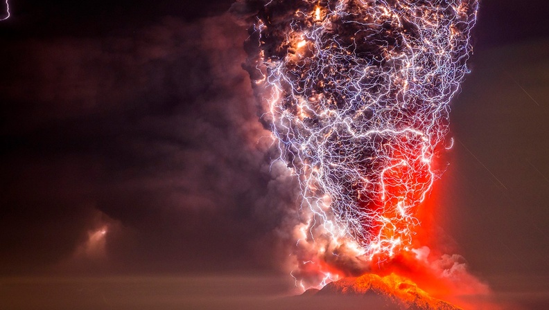 Callbuco volcano, Chile - Charge separation in the ash cloud